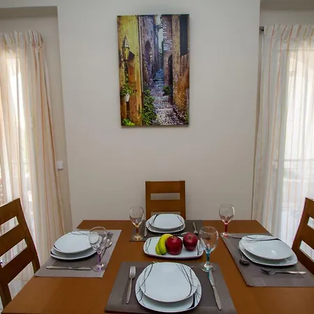 Nijay No 1, 2 Bedroom Sleeps 6 With Bed Settee In Lounge Lejlighed Spartokhórion